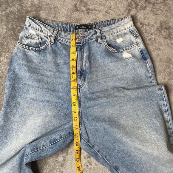 Misguided Riot Hight Rise Ripped Distressed Busted Knee Light Wash Mom Jeans - Picture 7 of 9